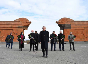 Այստեղ «Սթափեցնող ուժերի» մարմնավորումն է կերտվել․  Սարգսյանը Բանակի օրվա առթիվ այցելել է Սարդարապատի հերոսամարտի հուշահամալիր