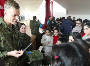 Ռուս խաղաղապահները  ինտերակտիվ դաս են անցկացրել  դպրոցում