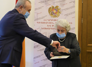 Վահրամ Դումանյանը ԵԿՊԿ պրոֆեսոր Ալինա Փահլևանյանին պարգևատրել է գերատեսչության Ոսկե մեդալով