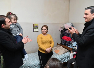 Թաթոյանն այցելել է Արցախի բռնի տեղահանված խաղաղ բնակիչների կացարան