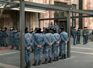 Ադրբեջանցի պատգամավորների՝ Հայաստան այցի առիթով բողոքի ակցիա Մարիոթի դիմաց․ ՈՒՂԻՂ