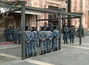 Полицейские встали стеной и закрыли вход в Marriott