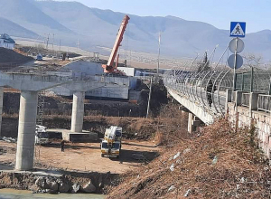 Շարունակվում է նոր կամրջի շինարարությունը