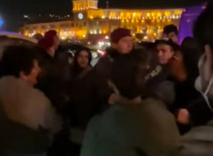 Ոստիկանությունն ուժով բերման է ենթարկել ՀՅԴ-ականներին. Ոստիկանություն են տարել լրագրողի