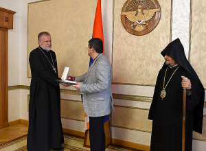 Արցախի նախագահը  «Մեսրոպ Մաշտոց» շքանշան է հանձնել Մարտակերտի շրջանի հոգևոր հովիվ Տեր Հովհաննես քահանա Հովհաննիսյանին