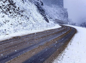 Որոշ ճանապարհահատվածներում ձյուն է տեղում