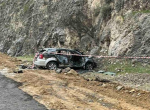 Մեքենան բախվել է ժայռին, գլխիվայր շրջվել և բռնկվել․ լուսանկարներ