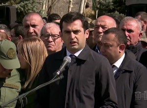 Հակոբ Արշակյանը Եռաբլուրում  մասնակցել է պատանի երկրապահների երդման արարողությանը