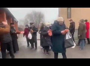 Զապորոժիեյի սուրբ Աստվածածին եկեղեցում հաց են բաժանում