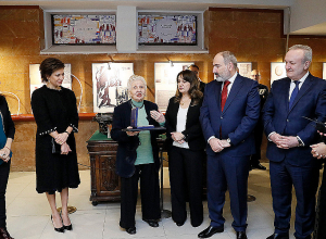 Նիկոլ Փաշինյանը տիկնոջ հետ այցելել է Եղիշե Չարենցի տուն-թանգարան