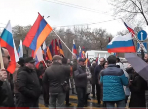 Проводят акцию напротив Посольства РФ