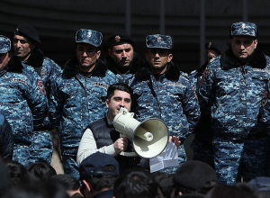 Полицейские, встав в стену, контролируют вход в МИД