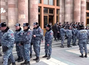 Большое количество сотрудников полиции патрулирует здание правительства