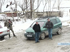 Расположение предусмотрено таким образом, что прямо входит в школу и на площадь в центре села: житель Норшена