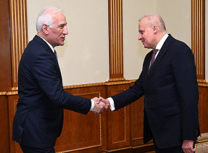 Президент Ваагн Хачатурян принял посла РФ Сергея Копыркина