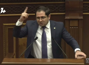 Это ложь и манипуляция: Сурен Папикян рассердился на вопрос Анны Григорян