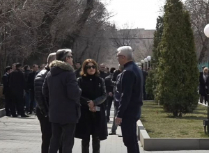Սերժ Սարգսյանն ու ՀՀԿ անդամները հարգանքի տուրք են մատուցում Անդրանիկ Մարգարյանի հիշատակին․ ՈՒՂԻՂ