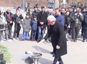 Серж Саркисян возложил цветы к могиле Андраника Маргаряна