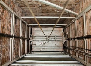 Երևանում 7-րդ հարկի վերելակից քաղաքացին ընկել է հորանը