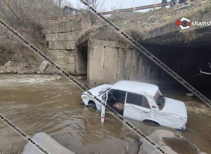 Վանաձոր-Ալավերդի ավտոճանապարհին ավտոմեքենան 4 մետր բարձրությունից ընկել է գետը․ կան վիրավորներ