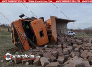 Քարով բարձված ԿԱՄԱԶ-ը բախվել է մարդատար մեքենայի, ապա՝ կողաշրջվել. shamshyan.com