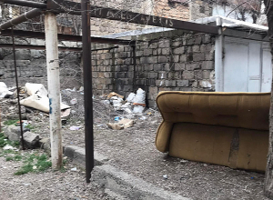 Անպետք լոգարան ու բազմոց՝ բնակելի շենքի բակում