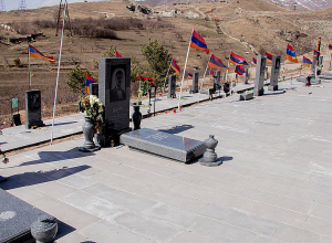 44-օրյա պատերազմում զոհված մանկատան սան Գևորգ Արթուրի Եղշատյանի շիրմաքարն արդեն տեղադրված է