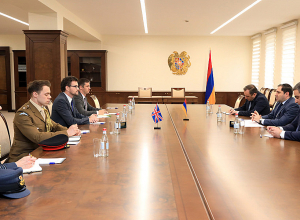 Սուրեն Պապիկյանն ու  Ջոն Գալագերը  քննարկել են պաշտպանական բնագավառում երկկողմ համագործակցությանն առնչվող հարցեր