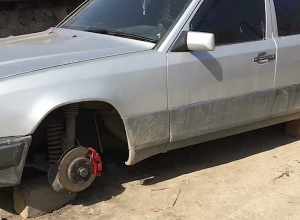 Украли 3 шины «Мерседеса»