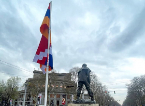 На Французской площади заменили флаг Арцаха