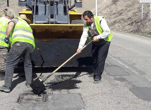 Գառնիի ճանապարհի փոսերն են լցնում. լուսանկարներ