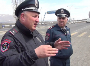 57 водителей оштрафованы за курение за рулем