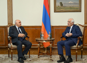 Президент Ваагн Хачатурян встретился с Арсеном Казаряном