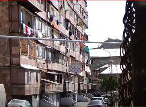 Спор и поножовщина во дворе здания Тигранян 20