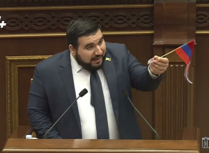 Пусть Сейран Оганян пойдёт с этим куском пластика криво построит свой дом, а не флаг устанавливает: Алексанян