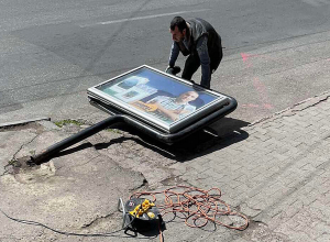 «Զգետնված» գովազդային վահանակներ՝ Շենգավիթում․ լուսանկարներ