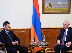 Президент Хачатурян принял посла Греции Эвангелоса Турнакиса