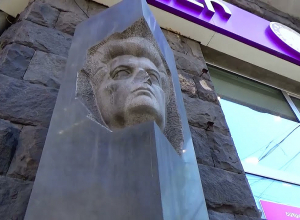 Полиция задержала мужчину, повредившего памятник Леониду Азгалдяну: он арестован