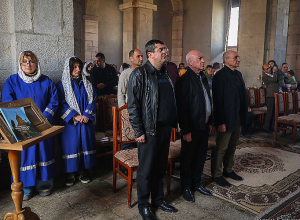 Բակո Սահակյանը եւ Արկադի Ղուկասյանը՝  գործող Նախագահի կողքին