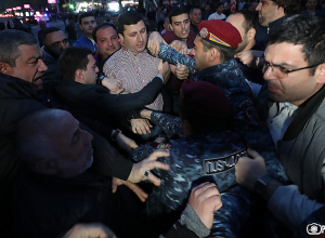 Լարված իրավիճակ Թումանյան փողոցում․ ոստիկանները քաշքշելով տարան ցուցարարներին