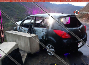 Քոբայրի ճանապարհին մեքենան բախվել է արգելապատնեշին ու բռնկվել