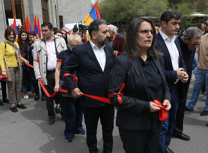 5165 начали марш от площади Свободы с красной лентой, символизирующей линию, которую перешёл Пашинян