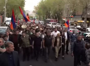 Վանեցյանն իր կողմնակիցների հետ երթ է անցկացնում Երևանի կենտրոնով․ ուղիղ