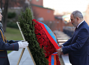 Пашинян почтил память Неизвестного солдата в Александровском парке Москвы
