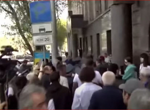 Перебранка между российским и армянским активистами у посольства РФ