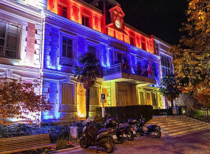 Ֆրանսիայի Ալֆորվիլ քաղաքի քաղաքապետարանը լուսավորվել է հայոց եռագույնի գույներով