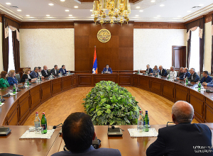 ԱՀ նախագահը հանդիպել է Ստեփանակերտի քաղաքապետարանի աշխատակազմի պատասխանատուների հետ