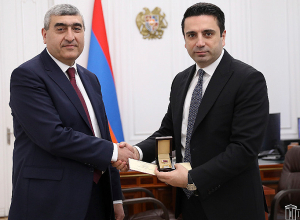 Ալեն Սիմոնյանը ՀՀ ԱԺ նախագահի հուշամեդալով է պարգեւատրել ԱԺ պատգամավոր Շիրակ Թորոսյանին