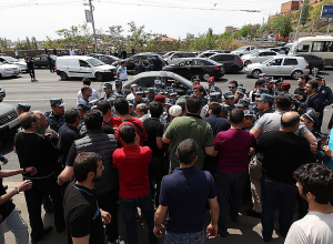 Члены Студенческого союза Никола Агбаляна перекрыли улицы Еревана