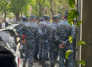 Ոստիկանները փորձում են մուտք գործել Դաշնակցության Արամ Մանուկյան երիտասարդական կենտրոն․ Մանուկյան